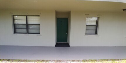 2517 S 17th St, Unit 105 in Fort Pierce, FL - Building Photo - Building Photo