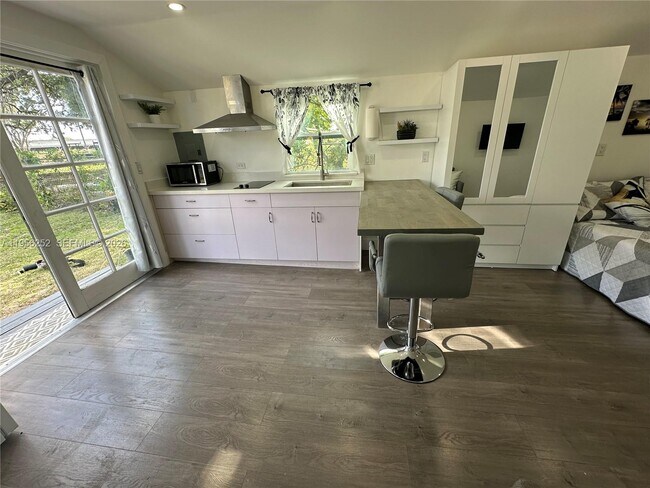 18481 SW 208th St in Miami, FL - Foto de edificio - Building Photo