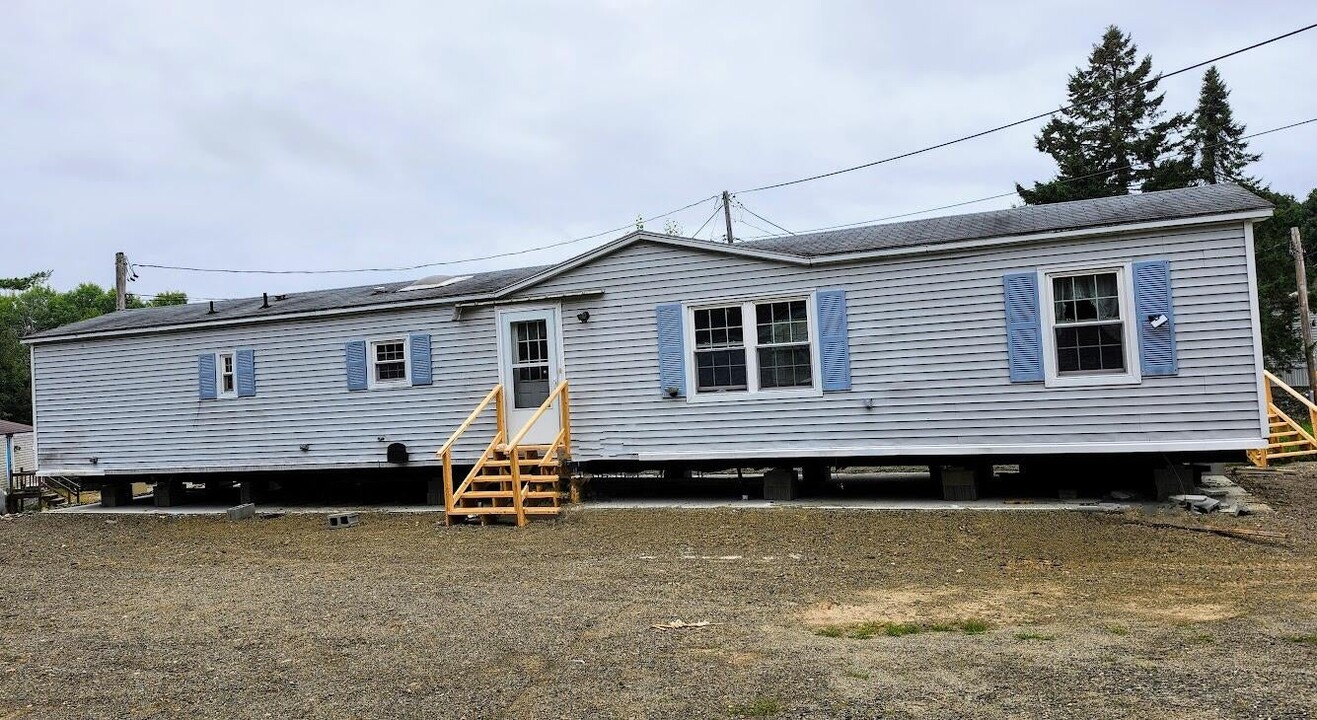 3 Orchard Ln in Lincoln, ME - Foto de edificio