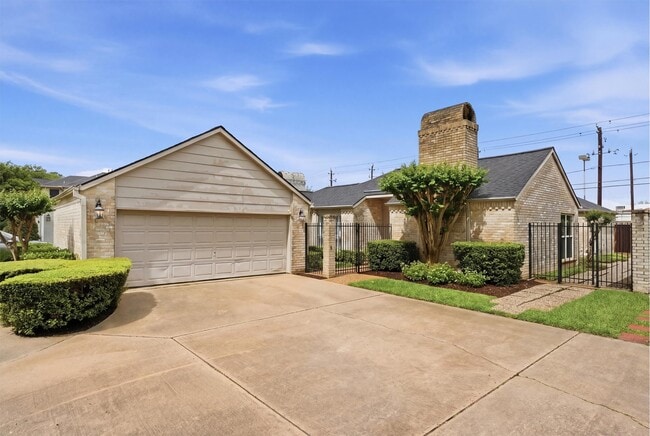 property at 2513 Country Club Blvd