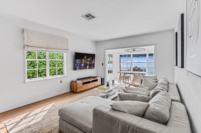 8 Century Ln in Miami Beach, FL - Building Photo - Building Photo