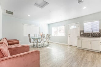 10563 Vinedale St in Sun Valley, CA - Foto de edificio - Building Photo