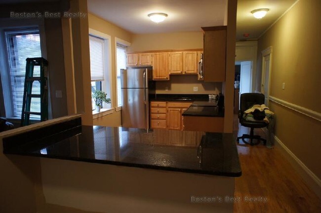 1325 Commonwealth Avenue-Unit -22 in Boston, MA - Building Photo - Building Photo