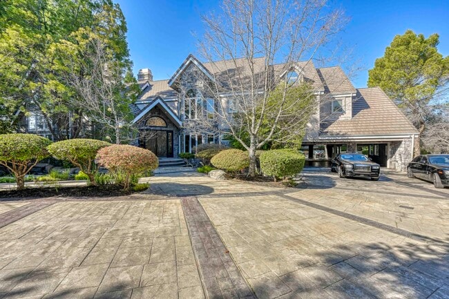 property at 8985 Vista de Lago Ct