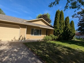 61862 Avonlea Cir in Bend, OR - Building Photo - Building Photo