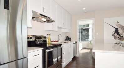 175 14th St W in North Vancouver, BC - Building Photo - Building Photo