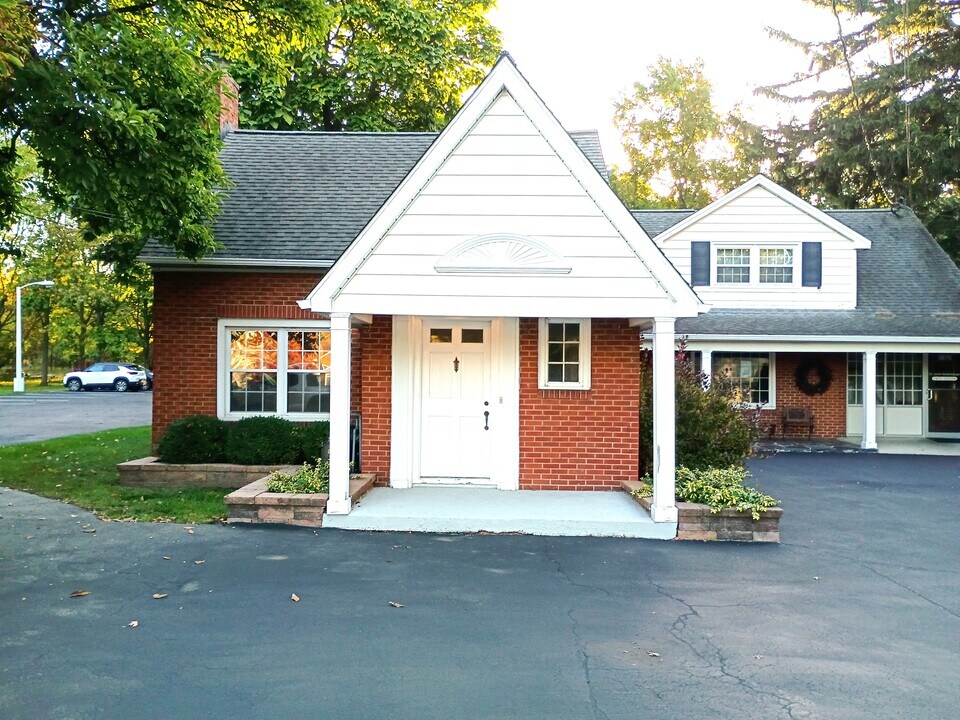 3875 N Buffalo Rd, Unit Apt. C in Orchard Park, NY - Building Photo