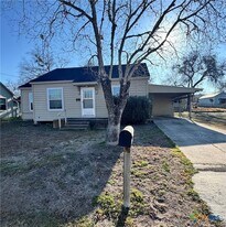 209 Lackey St in Cuero, TX - Building Photo