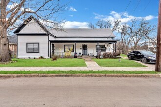 709 E 9th St in Bonham, TX - Building Photo - Building Photo