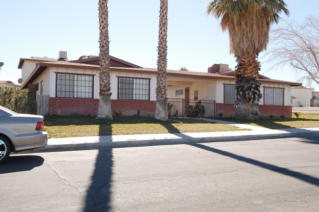 1232 Windy Pass in Barstow, CA - Foto de edificio - Building Photo