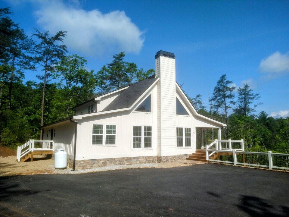 63 Redwood Ln in Tiger, GA - Building Photo