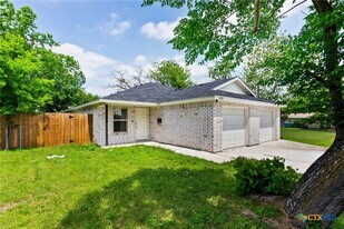 2011 Wood St in Killeen, TX - Building Photo
