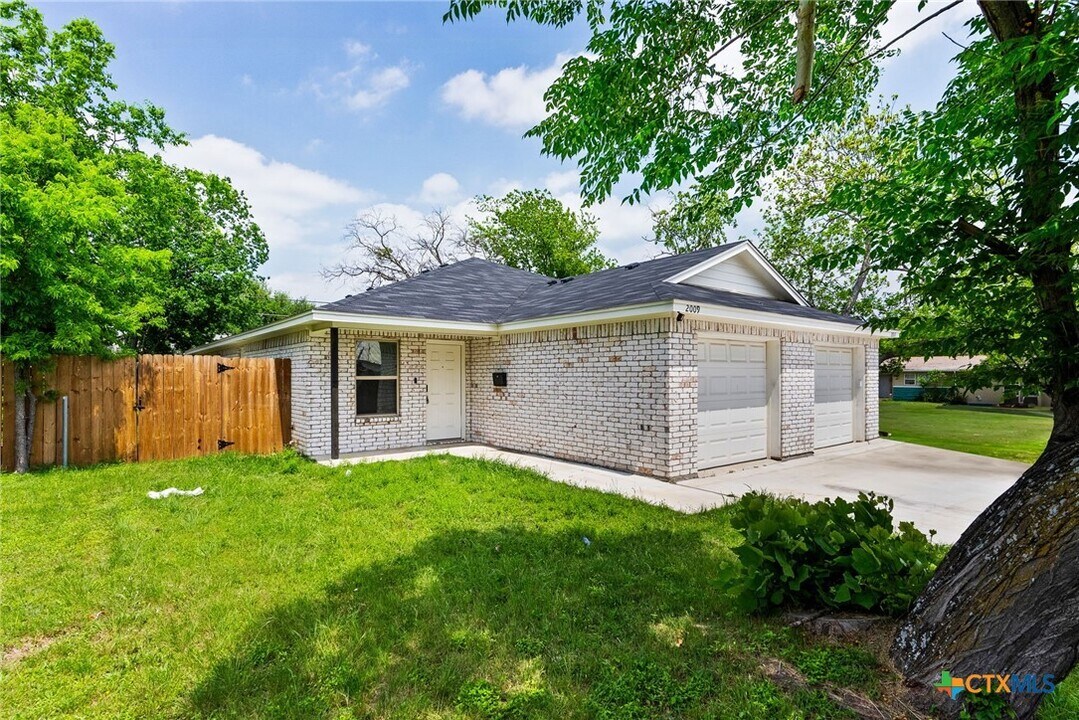 2011 Wood St in Killeen, TX - Building Photo