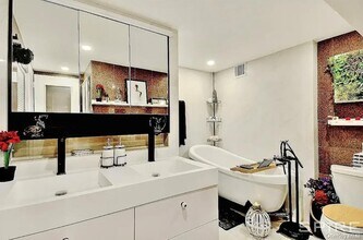 130 Barrow St in New York, NY - Building Photo - Building Photo