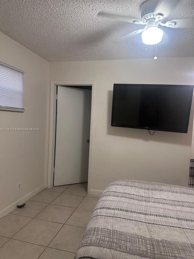 1400 NW 13th Pl-Unit -1 in Fort Lauderdale, FL - Building Photo - Building Photo