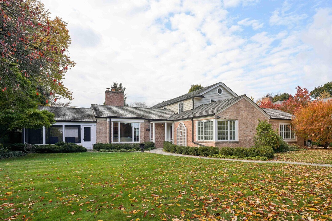 5969 N Shore Dr in Whitefish Bay, WI - Building Photo