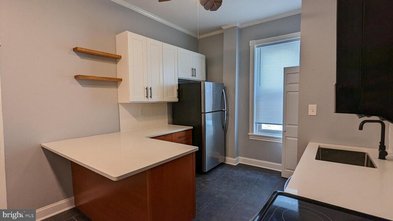 133 W Sharpnack St Photo