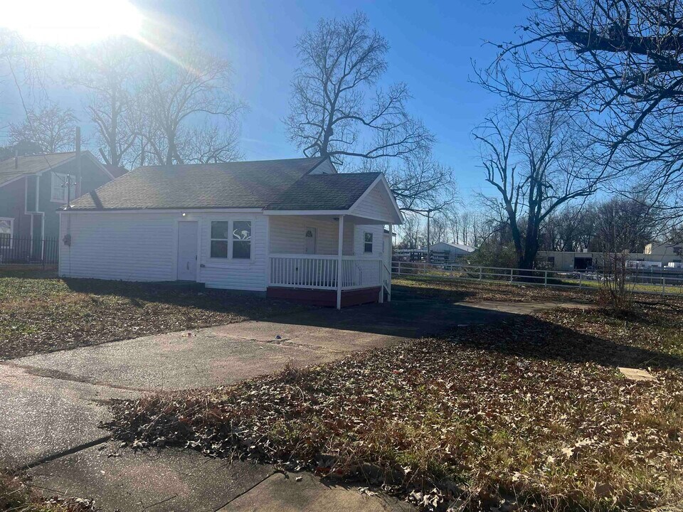 2015 Charjean Rd in Memphis, TN - Building Photo