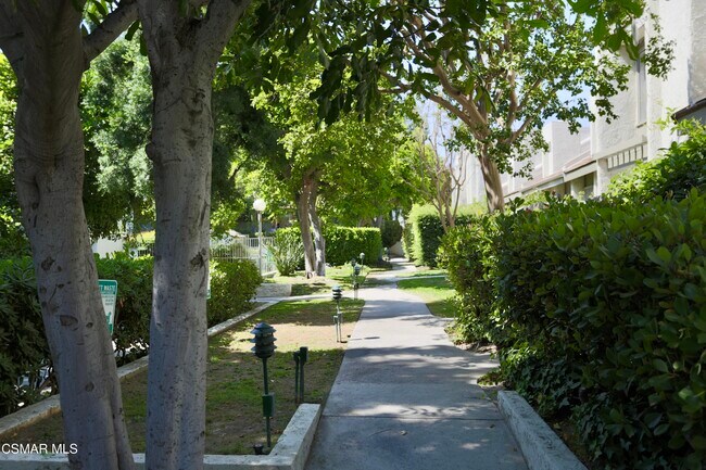 11738 Moorpark St in Los Angeles, CA - Building Photo - Building Photo