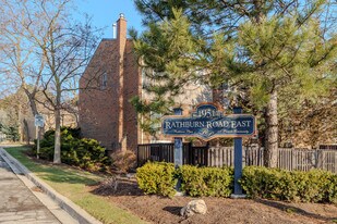 1951 Rathburn Rd E in Mississauga, ON - Building Photo