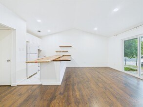 1303 Hollow Creek Dr in Austin, TX - Building Photo - Building Photo