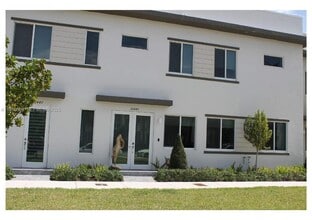 10445 NW 66th St in Doral, FL - Building Photo - Building Photo