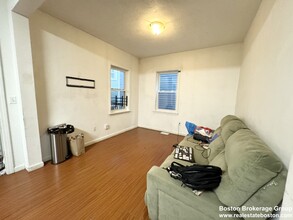 93A Hillside St, Unit 1 in Boston, MA - Building Photo - Building Photo