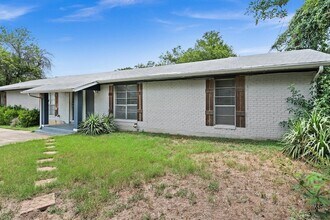 2712 St Edwards Cir, Unit B in Austin, TX - Building Photo - Building Photo