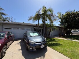 5121 Leo St in San Diego, CA - Building Photo