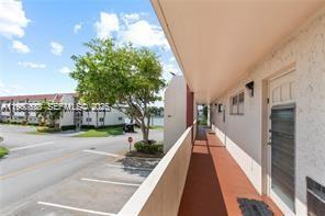 9220 S Hollybrook Lake Dr in Pembroke Pines, FL - Building Photo - Building Photo