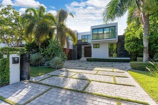 124 Park Dr in Bal Harbour, FL - Building Photo