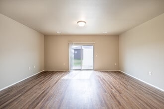 Jackson Heights Apartments & Townhomes in Harrisburg, SD - Foto de edificio - Interior Photo