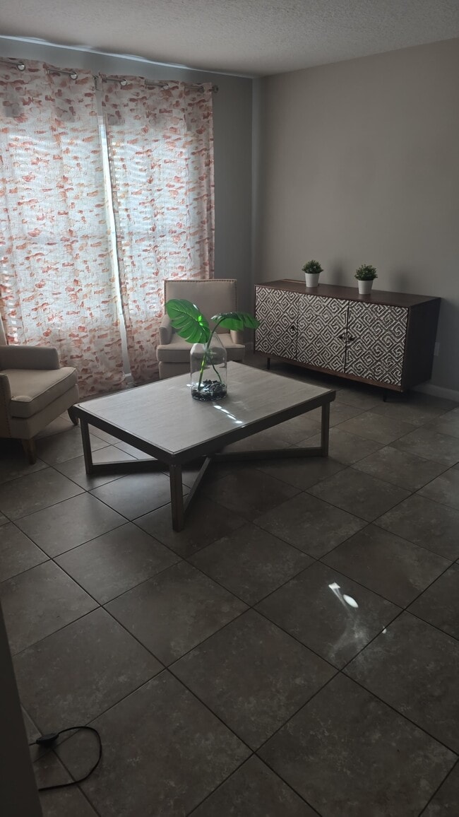 5309 Fantasy Dr in Fort Pierce, FL - Foto de edificio - Building Photo