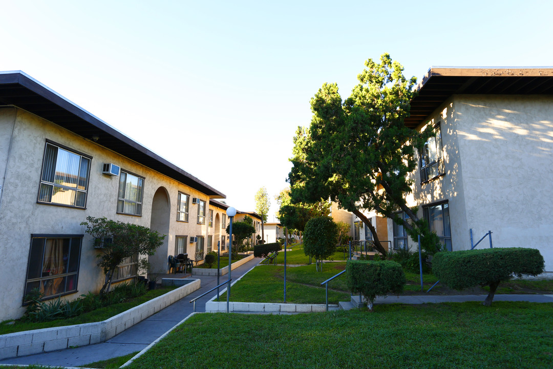 Haddon Hacienda in Pacoima, CA - Foto de edificio