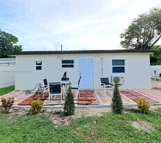 2215 Mayo St in Hollywood, FL - Building Photo