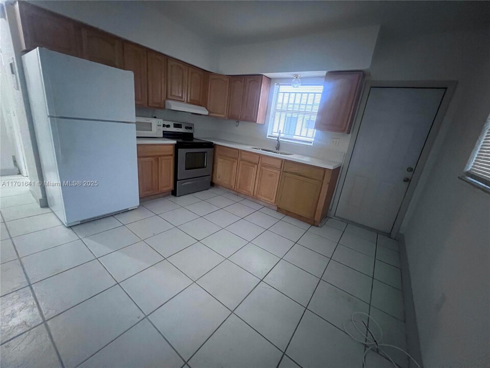 1995 NE 167th St-Unit -4 in North Miami Beach, FL - Building Photo