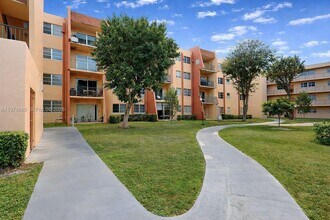 13715 Kendale Lakes Cir in Miami, FL - Foto de edificio - Building Photo