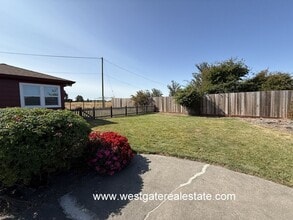 427 Corona Rd in Petaluma, CA - Building Photo - Building Photo