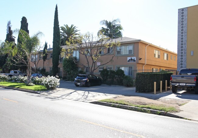 6566 W Fountain Ave in Los Angeles, CA - Building Photo - Building Photo