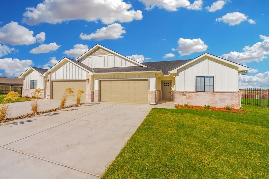 2283 S Spg Hl Ct in Goddard, KS - Building Photo