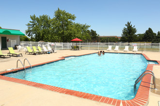 Village Green of Lansing Apartments in Lansing, MI - Foto de edificio - Building Photo