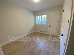 830 Westview Way in West Kelowna, BC - Building Photo - Building Photo
