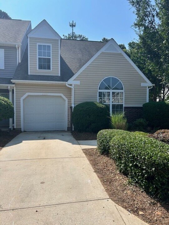 8321 Southgate Commons Dr in Charlotte, NC - Building Photo