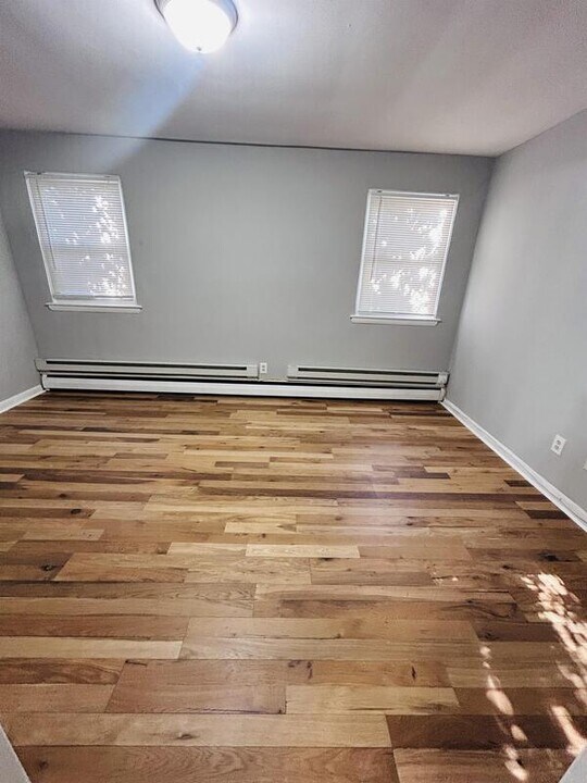 265 W Baltimore Pike in Clifton Heights, PA - Building Photo