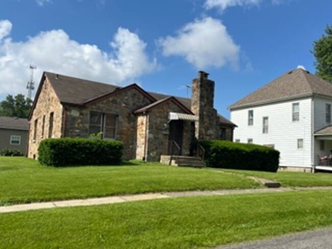 property at 209 E Oak St