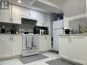 82 Rush Rd in Aurora, ON - Building Photo - Building Photo