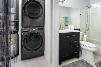 3068 S Oakland Forest Dr in Oakland Park, FL - Building Photo - Building Photo