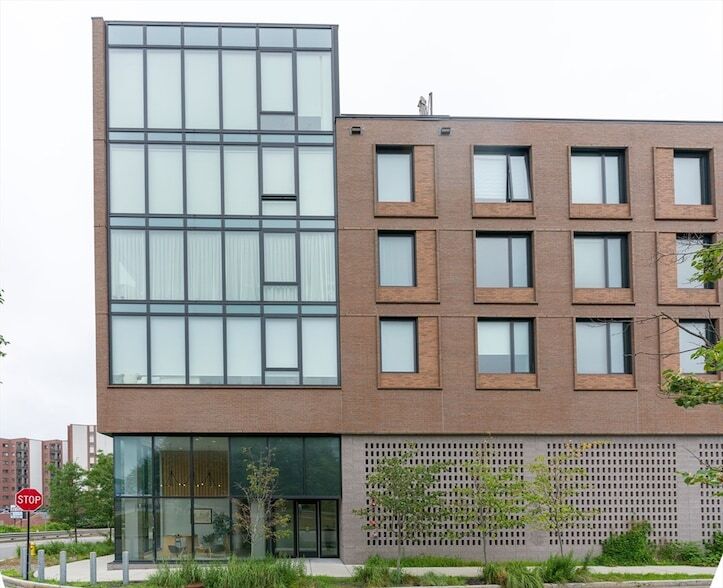 57 Quincy Shore Dr, Unit 614 in Quincy, MA - Foto de edificio
