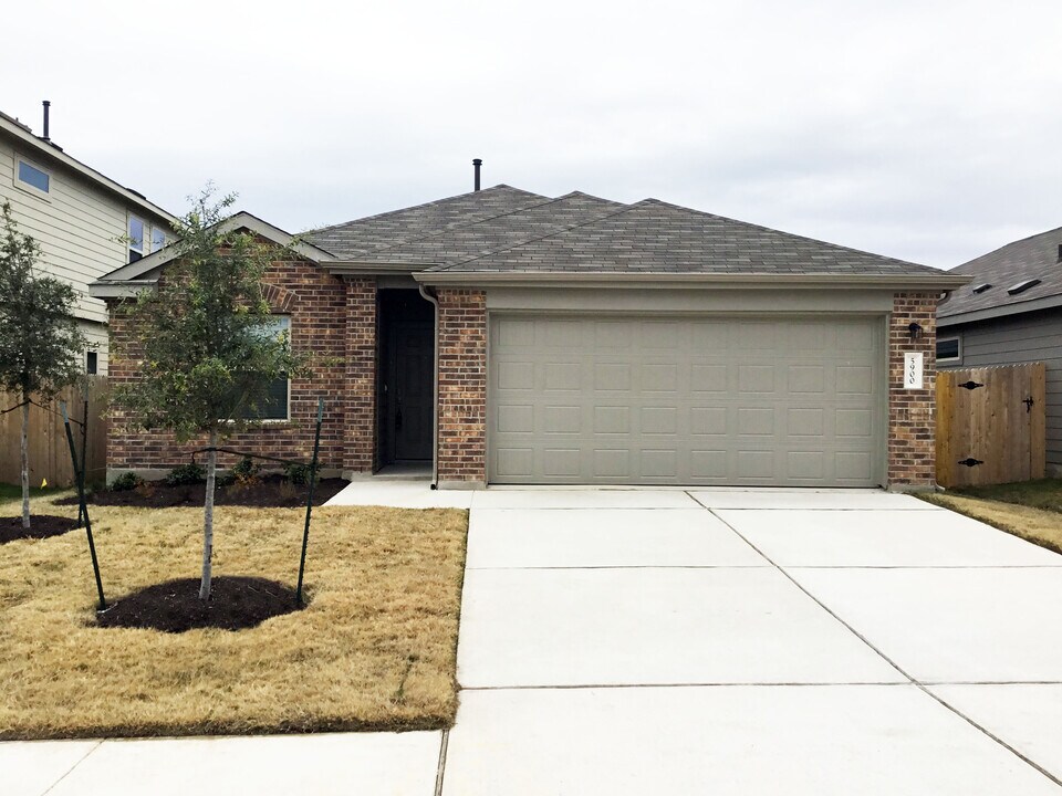 5900 Bell Tower Ln in Austin, TX - Building Photo