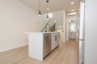 911 NW 56th St in Seattle, WA - Building Photo - Building Photo